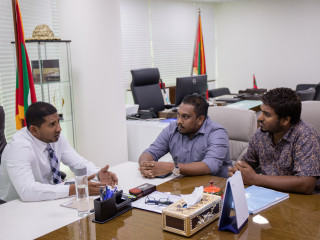 ނިއުރޭޑިއަންޓުގެ ސަޕޯޓަރުންނާ ވަޒީރު ބައްދަލުކުރައްވަނީ