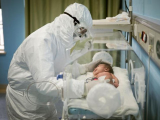 ވުހާންގެ ހޮސްޕިޓަލެއްގައި ވިހާފައިވާ ކުޑަކުއްޖަކު ކައިރީގައި ސިއްހީ މަސައްކަތްތެރިއެއް ހަރަކާތްތެރިވަނީ