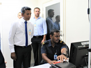 ގަން އިންޓަނޭޝަނަލް އެއާޕޯޓްގައި ގާއިމްކުރެވުނު ޑޮކިއުމެންޓް އެގްޒަމިނޭޝަން ލެބް އިފްތިތާހުކޮށްދެއްވީ އައްޑޫގެ މޭޔަރު އަބްދުﷲ ސޯދިގް