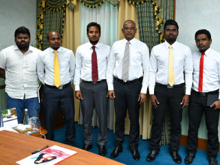 President Ibrahim Mohamed Solih with members of Rinbudhoo Island Council