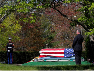 އެމެރިކާގެ މެރިން ސިފައިންގެ ތެރޭގައި މަސައްކަތްކުރާ މީހަކަށް ކޮވިޑް-19 ޖެހިގެން މަރުވެގެން ބޭއްވި ޖަނާޒާގެ ތެރެއިން