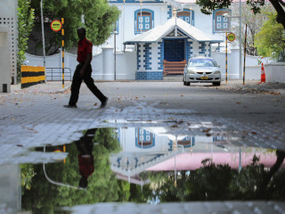 މުލިއާގެ ސަރަހައްދުގައި ޕާކްކޮށްފައި އޮތް ޓެކްސީއެއް: ގިނަ ޑްރައިވަރުންގެ އާމްދަނީ ވަނީ އެއްކޮށް ހުއްޓުމަކަށް އައިސްފައި