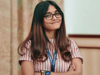 ޓޫރިޒަމް މިނިސްޓްރީގެ ސީނިއާ ޕްލޭނިން އޮފިސަރެއްގެ މަގާމުގައި ހުންނެވި ފާތިމަތު ޝަރުމާ