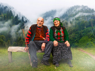 ތުރުކީގެ އުމުރުން ދުވަސްވެފައިވާ ދެމަފިރިން - ގިނަ ދުވަސްތަކަކަށް ފަހު ބޭރަށް ނިކުންނަން ފުރުޞަތު ލިބުމުން އެމީހުންގެ މޫނުމަތިން ފެންނަނީ އުޖާލާކަން