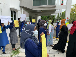 ހުޅުމާލޭ ހޮސްޕިޓަލްގެ ގޯތި ތެރޭގައި އެތަނުގައި މަސައްކަތްކުރާ މުވައްޒަފުން ކުރި އިހްތިޖާޖުގެ ތެރެއިން