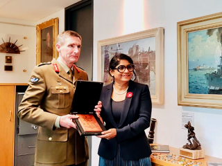 އަލްއުސްތާޛާ މާރިޔާ އަޙްމަދު ދީދީ، އޮސްޓްރޭލިޔާގެ ޗީފް އޮފް ޑިފެންސް ފޯރސް ލެފްޓިނެންޓް ޖެނެރަލް އެންގަސް ކޭމްޕްބެލްއާއެކު