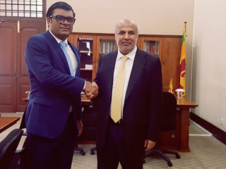 ލަންކާގެ ހަޔަރ އެޑިއުކޭޝަން މިނިސްޓަރ ސަފީރު އުމަރު އަބްދުއްރައްޒާގު ބައްދަލުކުރައްވަނީ