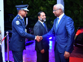 ޕޮލިސް ކޮމިޝަނަރ މުހައްމަދު ހަމީދު (ވ)، ރައީސް އިބްރާހިމް މުހައްމަދު ސޯލިހާ (ކ) ސަލާމްކުރައްވަނީ