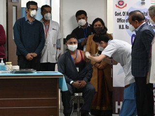 ކޮވިޑް-19: ދުނިޔޭގައި ހިންގޭ އެންމެ ބޮޑު އެއް ވެކްސިނޭޝަން ޕްރޮގްރާމް އިންޑިއާގައި ފަށައިފި