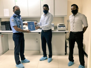 އެސްޓީއޯ އިން ފުލުހުންގެ ލެބަށް ޕީސީއާރް މެޝިން ހަދިޔާ ކުރަނީ