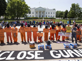 ގުއަންޓަނާމޯބޭ ޖަލު ބަންދުކުރަން ގޮވާލާ އެމެރިކާގައި ބޭއްވި އިހްތިޖާޖުއްގެ ތެރެއިން