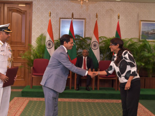 ޑިފެންސް މިނިސްޓަރ މާރިޔާ އަހުމަދު ދީދީ އާއި އިންޑިޔާ ސަފީރު ސަންޖޭ ސުދީރު ސަލާންކުރައްވަނީ