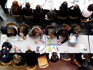 އިނގިރޭސިވިލާތުގެ ސްކޫލެއްގައި ދަރިވަރުން ހެނދުނުގެ ނާސްތާ ނަގަނީ