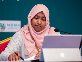 ޑރ ނަޒްލާ އެންއީއޯސީގެ ނޫސްވެރިންގެ ބައްދަލުވުމެއްގައި މައުލޫމާތު ދެއްވަނީ