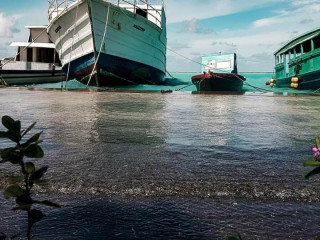 .ގދ. ތިނަދޫ އަށް އުދައަރައި، ބަނދަރު ސަރަހައްދުގައި ލޮނުގަނޑު ބޮޑުވެފައި