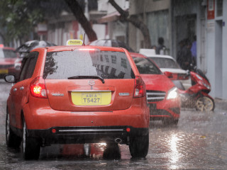 ވާރޭ ވެހެނިކޮށް ކާރުތަކެއް ދަތުރު ކުރާ މަންޒަރެއް