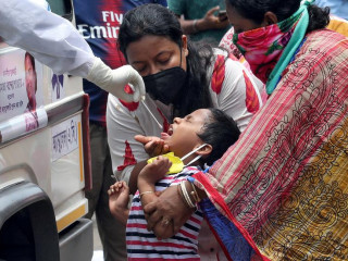 އިންޑިއާގައި ކޮވިޑް-19 އަށް ސާމްޕަލް ނަގަނީ