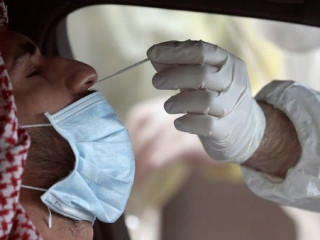 ޔޫއޭއީގައި ލެބޯރެޓަރީ ޓެކްނީޝަނަކު ކޮވިޑް-19ގެ ސްވެބް ސާމްޕަލްއެއް ނަގަނީ