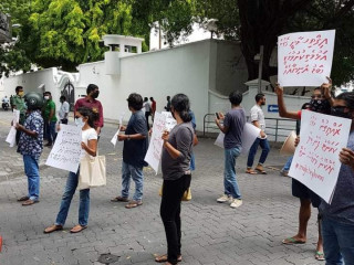 ނަވާނަވައިން މިއަދު ބޭއްވި މުޒާހަރާގައި ބައިވެރިން ދަރުމަވަންތަ ސްކޫލް ކުރިމަތީގައި ޝުއޫރުތައް ލިޔެފައިވާ ބޯޑުތައް ހިފައިގެން
