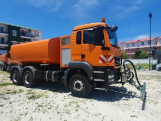 ޔޫއޭއީ އިން ސެނިޓައިޒް ކުރަން ބޭނުން ކުރާ ދެ ޓްރަކް ހަދިޔާކުރުން