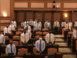 ޖަލްސާގައިި ތިއްބެވި ހުރިހާ މެމްބަރުންވަނީ މެމްބަރު ހުސެއިންގެ ހަނދާނުގައި ސުކޫތެއް ގެނައުމުގެ ގޮތުން ކޮޅަށް ތެދުވެވަޑައިގެން ފަ