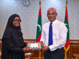 ރައީސް މާޒިނާއާ ބައްދަލުކުރައްވާ ސްކޮލަރޝިޕްގެ ލިޔުން ވަނީ ހަވާލުކުރައްވާފައި
