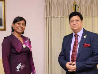 ބަންގަލަދޭޝްގެ ފޮރިން މިނިސްޓަރު އާއި ދިވެހި ސަފީރު ޝާން ޝާކިރް ފޮޓޯއަކަށް ހުއްޓި ލައިގެން