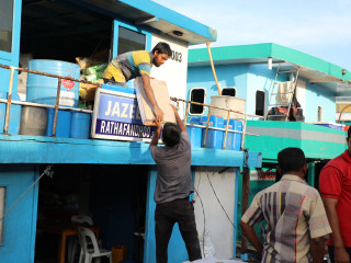 މާލެއާއި ރަށަކާ ދެމެދު ދަތުރުކުރާ ބޯޓެއްގައި މަސައްކަތްކުރާ ބިދޭސީއެއް ދޯންޏަށް މުދާ ބަރުކުރަނީ