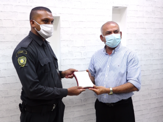 ސެކިއުރިޓީ ގާޑް މުހައްމަދު ހަސަން އާ ފައިސާގެ އިނާމު ހަވާލުކުރަނީ