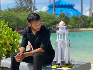 ޝާފިއު އޭނާ ތައްޔާރުކޮށްފައިވާ މާލޭ ގަޑީބުރުގެ މޮޑެލްއާއި އެކު