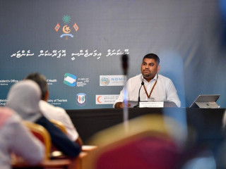 އެންއީއޯސީގެ ތަރުޖަމާނު މަބްރޫކް އަޒީޒް ނޫސްވެރިންގެ ބައްދަލުވުމުގައި ވާހަކަ ދައްކަވަނީ