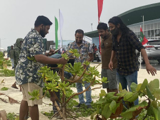 ރާއްޖެޓީވީގެ މުވައްޒަފުންތަކެއް ހޯރަފުށީ އެއަރޕޯޓް ފެހި ކުރުމުގެ ޕްރޮގްރާމުގައި ބައިވެރިވެ ގަސް އިންދަނީ