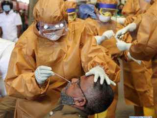 ލަންކާގައި ކޮވިޑަށް ބަޔަކު ޓެސްޓު ކުރުމަށް ސާމްޕަލް ނެގުމުގެ މަސައްކަތް ކުރަނީ