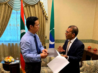 ރައްޔިތުންގެ މަޖިލީހުގެ ރައީސް، ކުރީގެ ރައީސް މުހައްމަދު ނަޝީދު އާއި ޗައިނާ ސަފީރު ޖަންގ ލިޖޮންގ، މަޖިލިސް އިދާރާގައި ބޭއްވެވި ބައްދަލުވުމުގައި ވާހަކަދައްކަވަނީ