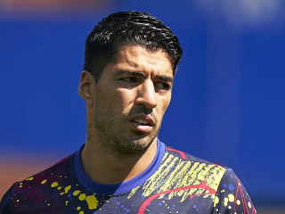 ބާސެލޯނާއަށް ކުޅެމުން އަންނަ އުރުގުއޭގެ ފޯވާޑް ލުއިސް ސުއަރޭޒް