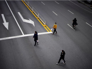 ވުހާންގައި ލޮކްޑައުން އުވާލިފަހުން މީހުން މަގުމަތީގައި މާސްކް އަޅައިގެން