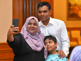 ބެންގަލޫރުގައި ދިރިއުޅޭ ދިވެހީންނާއެކު ބޭއްވެވި ބައްދަލުކުރެއްވުމުގައި ނައިބުރައީސާއެކު މީހަކު ސެލްފީއެއް ނަގަނީ