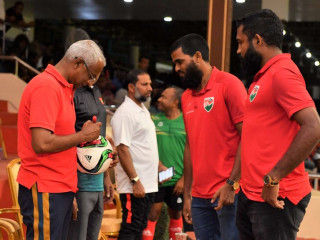 ރައީސް ޞާލިޙާއެކު ގައުމީ ފުޓްބޯޅަ ޓީމުގެ ކުޅުންތެރިން