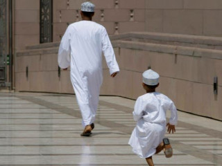 އޮމާންގައި ކުއްޖަކު މިސްކިތައް ވަންނަން ބައްޕަ ފަހަތުން ދުވަނީ