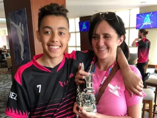 ޖޭޑަން އޭނާގެ މަންމައާ އެކު