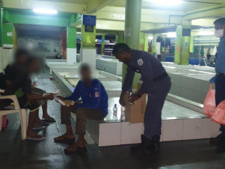 މަލޭގެ މާރުކޭޓްގައި ތިބި ބަޔަކަށް ފުލުހުން އެހީތެރިކަން ފޯރުކޮށްދެނީ