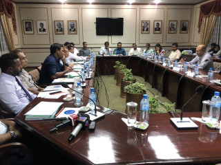 ކޮމިޝަނަރ އޮފް ޕްރިޒަންސް އަބްދުﷲ މުނާޒް މަޖިލީހުގެ ކޮމިޓީގައި