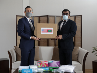 އެމެރިކާއިން ރާއްޖެއަށް ދިން އެހީގެ ސާމާނާއި ކޮލަމްބޯގައި ހުންނަވާ ރާއްޖޭގެ ސަފީރު ހަވާލުވެވަޑައިގަންނަވަނީ