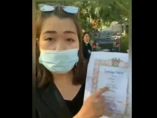 ޗައިނަޓުގެ އަންހެނަކު އޭނާގެ ކައިވެނީގެ ސެޓްފިކެޓް ނޫސްވެރިންނަށް ދައްކަނީ. ފިރިމީހާ ވަނީ ހުސްހަށިބައިކަމަށް ހެދިގެން އެހެން ކައިވެންޏެއް ކޮށްފައި. ފޮޓޯ ސޯޝަލް މީޑިއާ