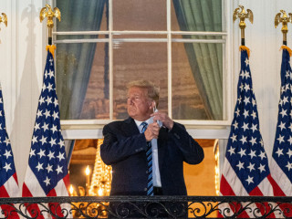 އެމެރިކާގެ ރައީސް ވައިޓްހައުސް އަށް ވަޑައިގެން މާސްކު ނަންގަވަނީ