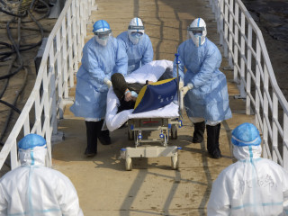 ކޮރޯނާ ވައިރަސްޖެހިގެން މީހަކަށް ފަރުވާދިނުމަށް ގެންދަނީ