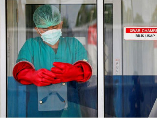 އިންޑޮނޭޝިޔާގެ ސިއްހީ މަސައްކަތްތެރިއެއް ކޮވިޑަށް ޓެސްޓް ކުރުމަށް މީހެއްގެ ސާމްޕަލް ނެގުމަށް މަސައްކަތްކުރަނީ