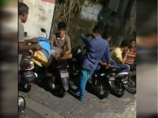 ސައިކަލު މަތީގައި އިންކަމަށް ބުނެ ބިދޭސީއެއް ގަޔަށް ފެންޖަހާ ވީޑިއޯގެ ކެޕްޗާއެއް