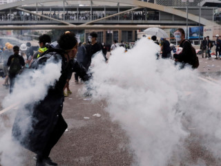 ފުލުހުންވަނީ ރަބަރު ވަޒަނާއި ކަރުނަގޭހާއި ޕެޕަރ ސްޕްރޭ ބޭނުންކޮށްފައި