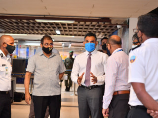 ނައިބު ރައީސް އަދި ޓުއަރިޒަމް މިނިސްޓަރ އެއަރޕޯޓްގައި އަޅާފައިވާ ސަލާމަތީ ފިޔަވަޅުތައް ބައްލަވައިލެއްވުން